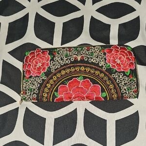 Floral Embroidered Women's Clutch